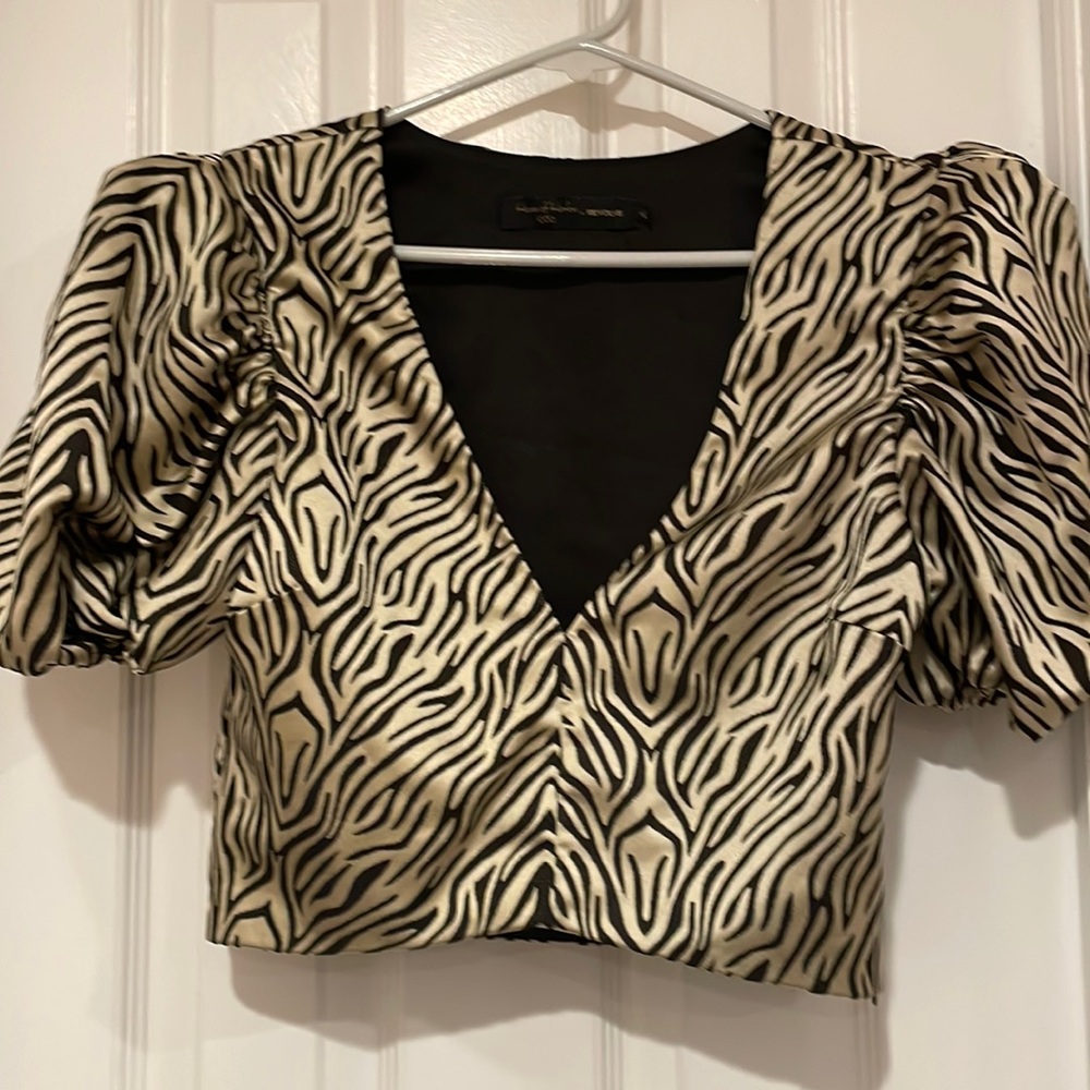 ☀️House of Harlow Revolve Beautiful gold and black puffy sleeve dress shirt☀️